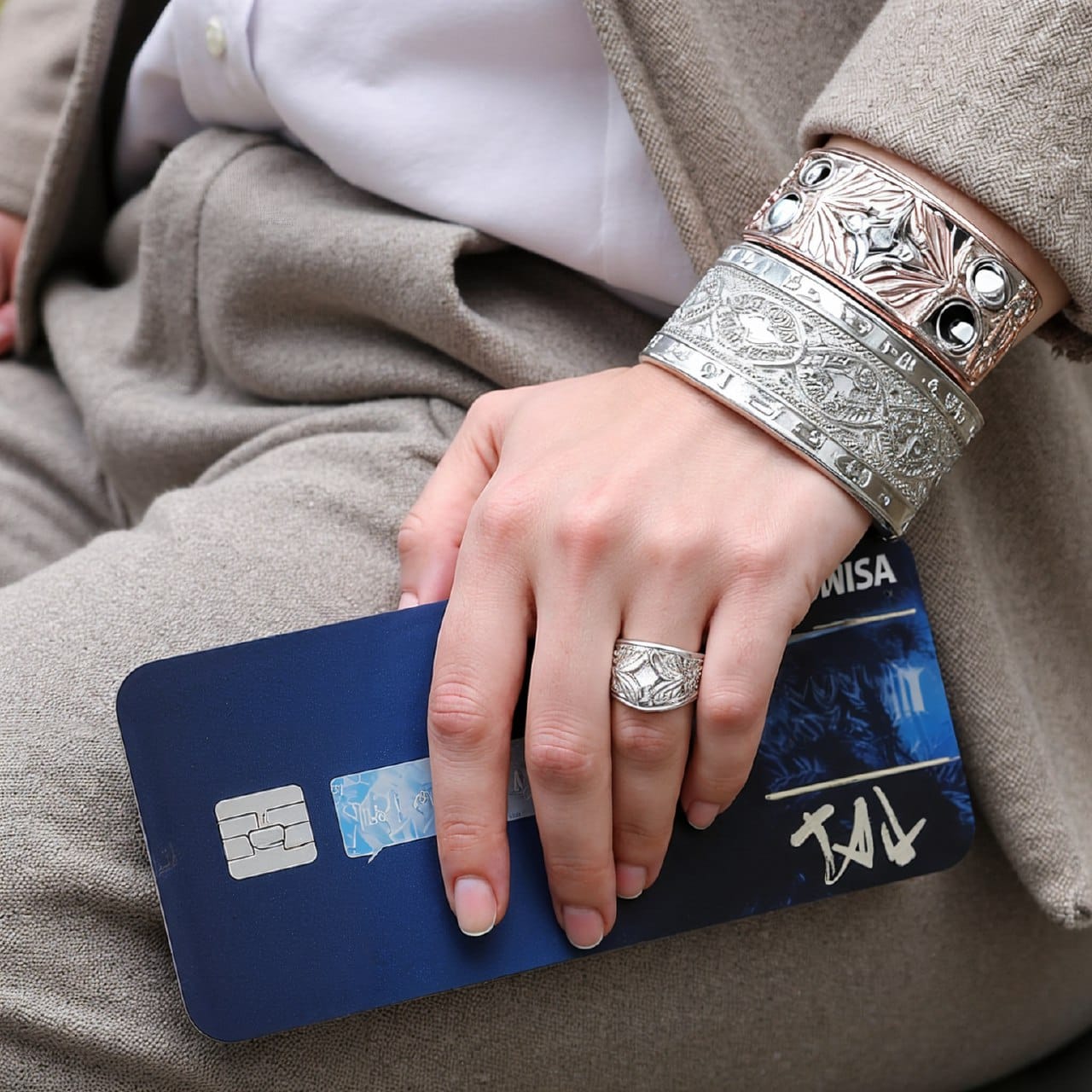 Wearable payment wallet